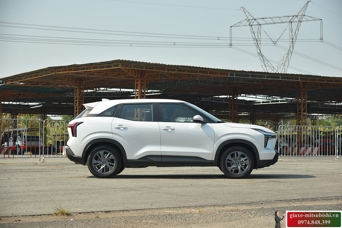 Xe Mitsubishi Xforce GLX màu trắng