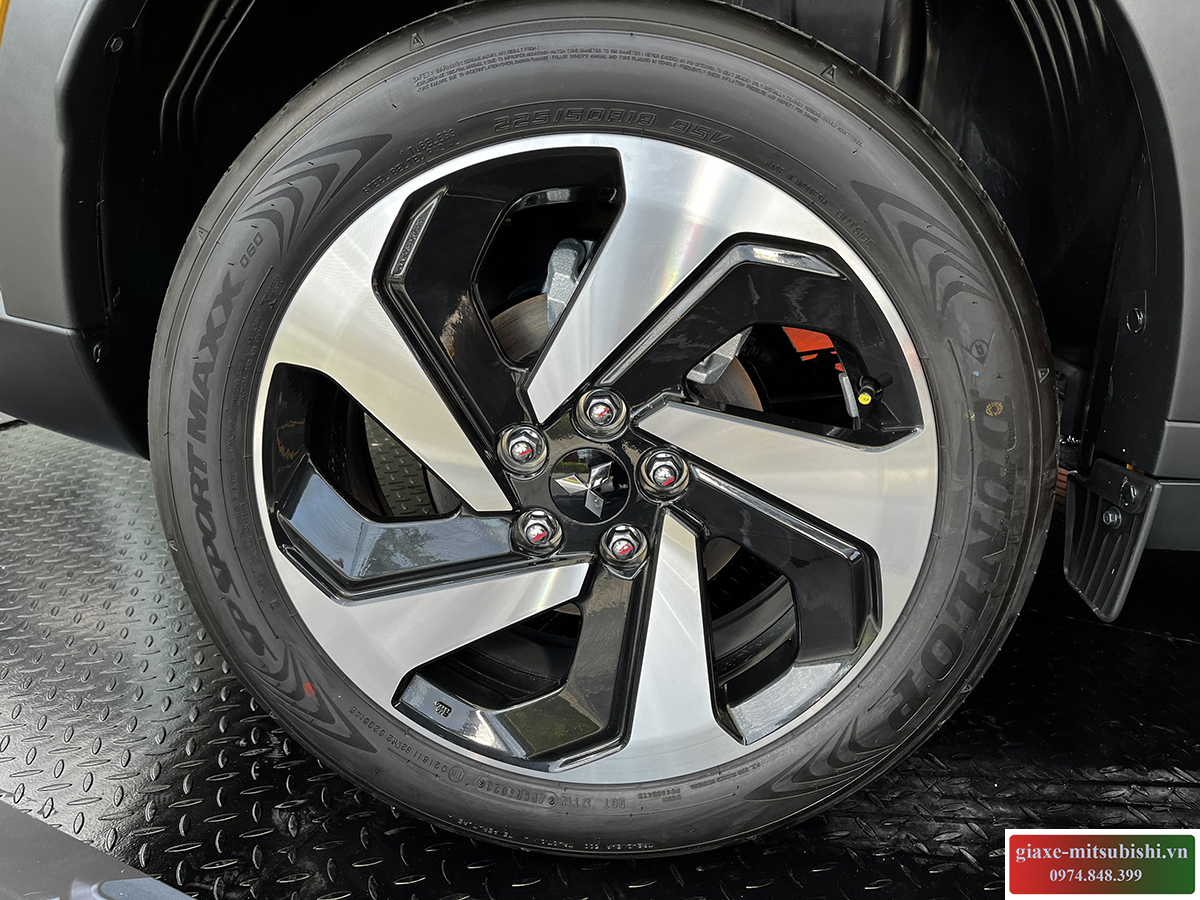 mitsubishi_xforce-2-1 Larang xe mitsubishi xforce