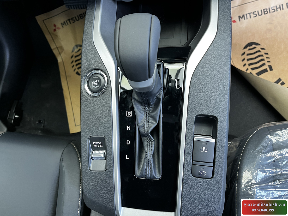 Nội thất Xe Mitsubishi Xforce Premium màu vàng
