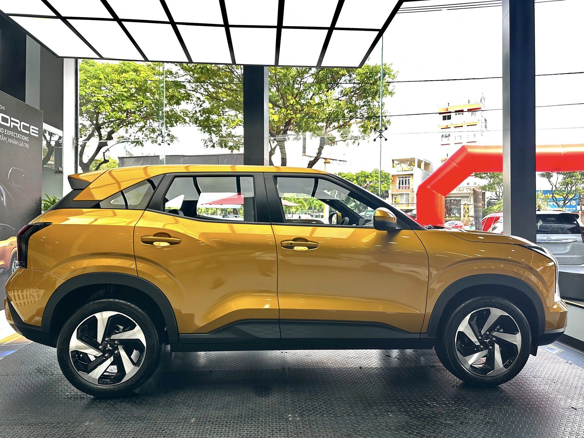 Xe Mitsubishi Xforce GLX màu vàng