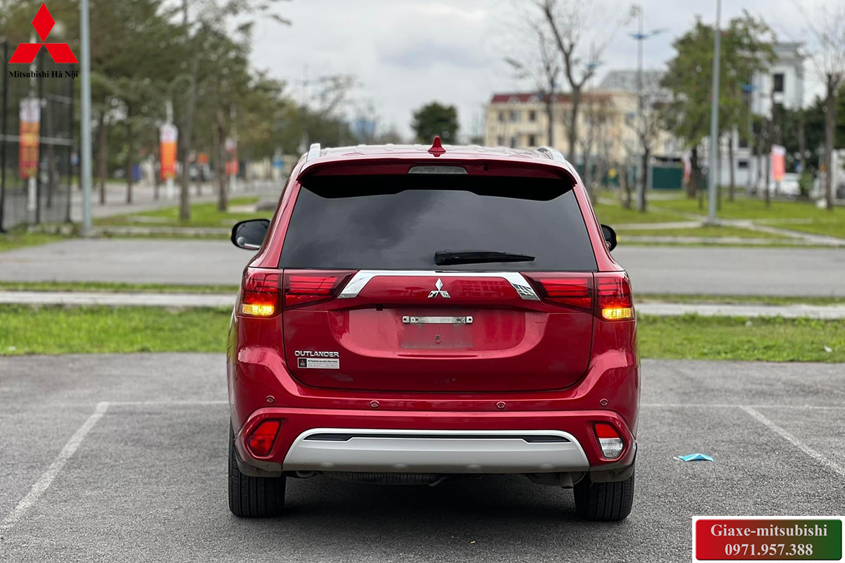 image-77 Đuôi xe xe mitsubishi outlander 2024 cvt màu đỏ