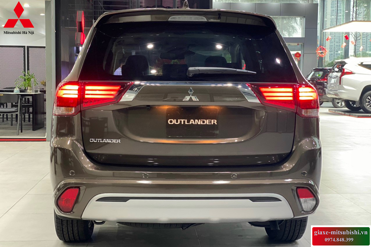 Đuôi xe Mitsubishi Outlander 2024 màu nâu