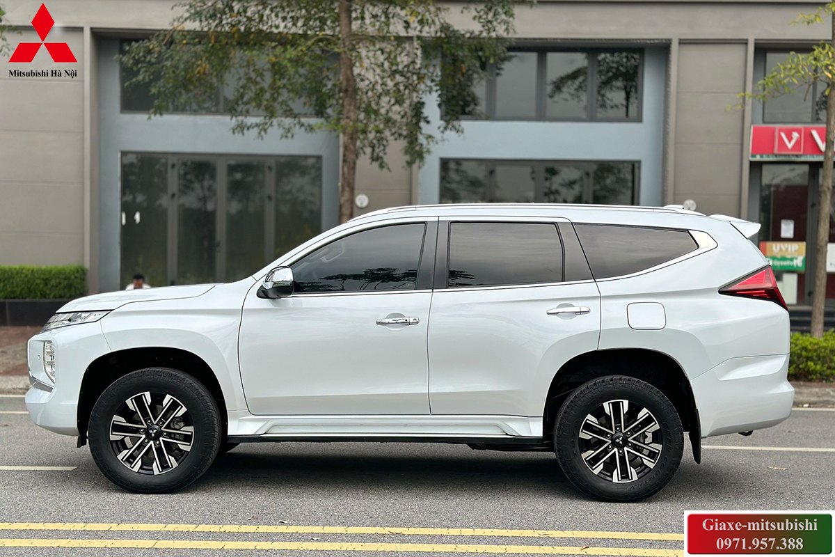 Mitsubishi Pajero Sport 2024 màu trắng