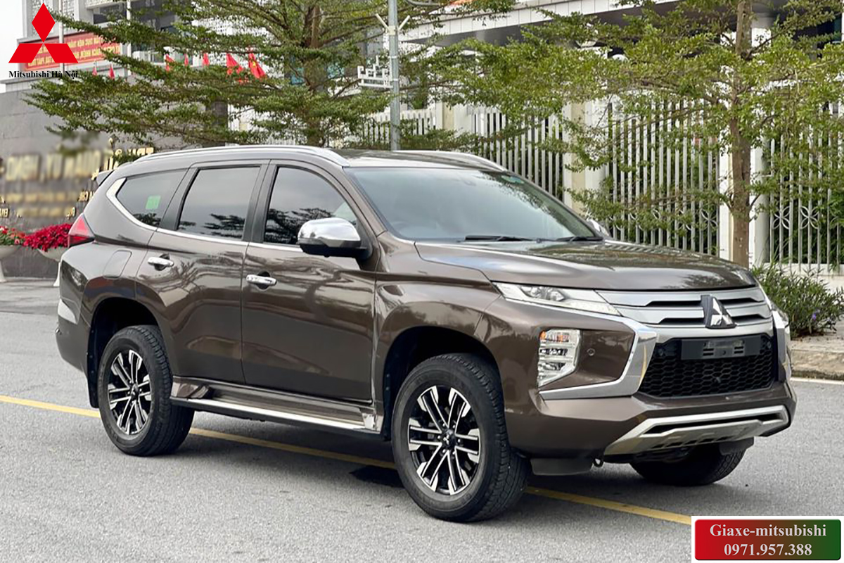 Mitsubishi Pajero Sport 2024 màu nâu