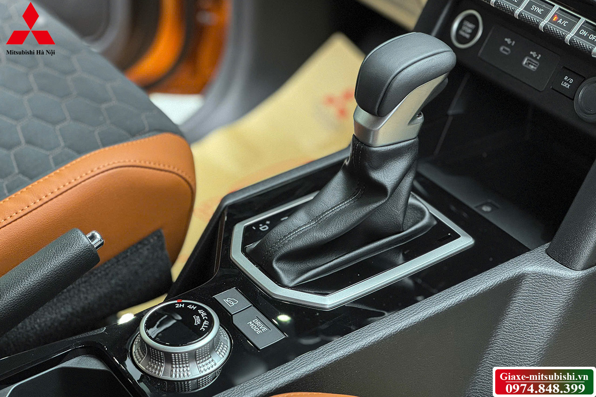 Số tự động 6 cấp và gài cầu điện tử trên xe bán tải Triton 4WD AT