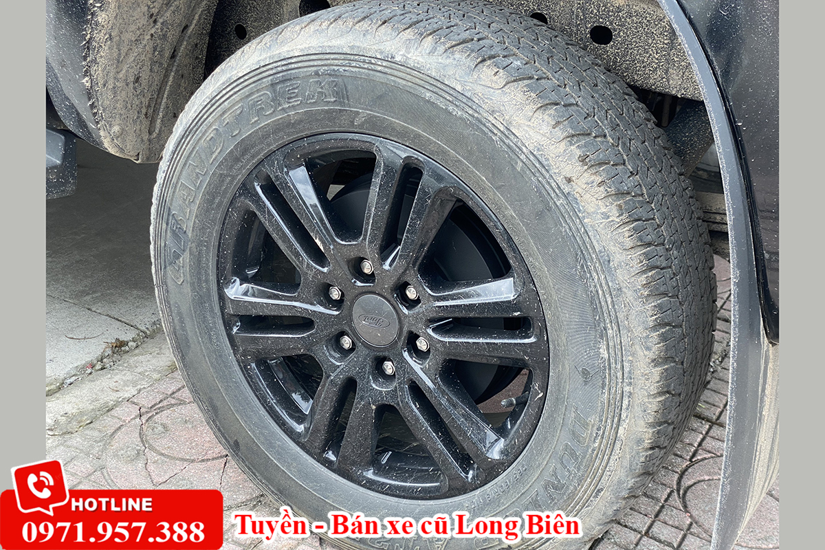 kiểm tra lốp xe cũ