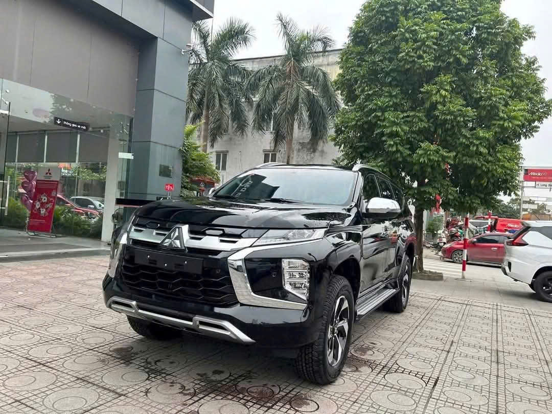 Pajero Sport máy xănh