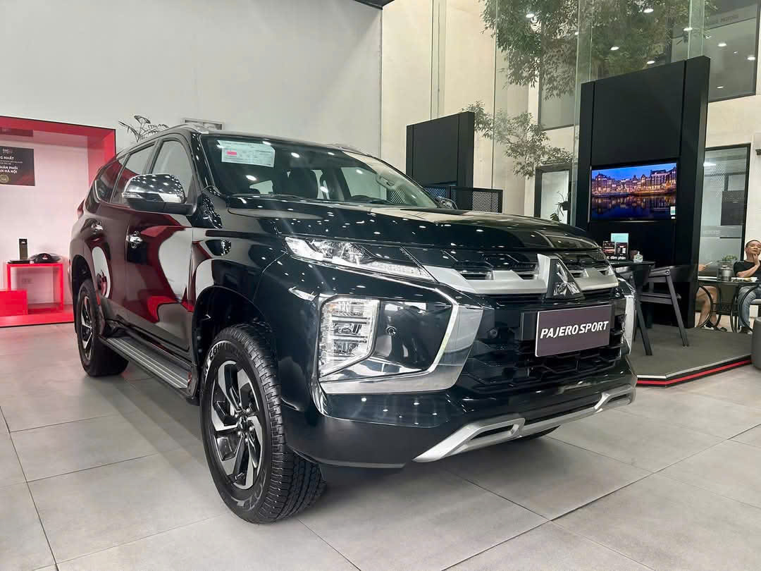 Pajero Sport máy xăng màu đen